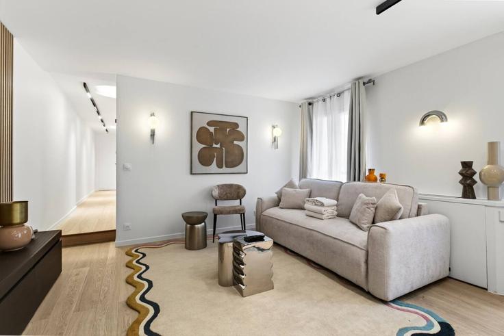 Sala de estar elegantemente projetada com móveis modernos em um apartamento no Building Rue Tronson du Coudray - evengestion - 1354415 em 8th arrondissement, Paris