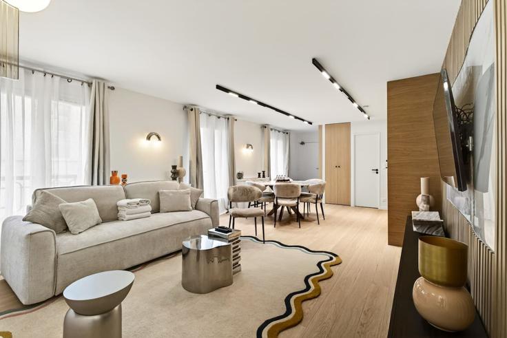 Sala de estar elegantemente projetada com móveis modernos em um apartamento no Building Rue Tronson du Coudray - evengestion - 1354415 em 8th arrondissement, Paris