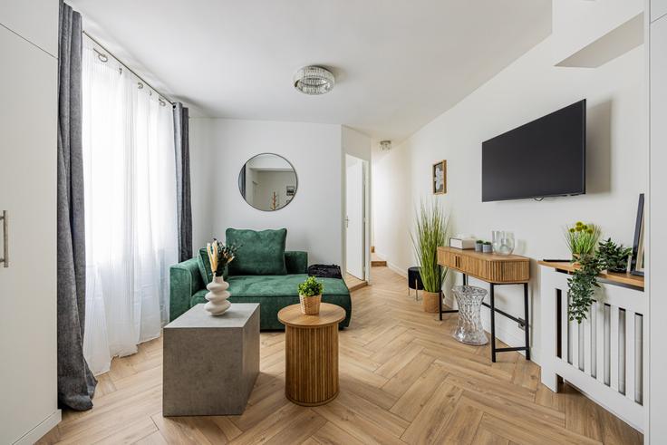 Elegante sala de estar con mobiliario moderno en un apartamento en Building Rue Dauphine - evengestion - 1357383 en 6th arrondissement, Paris