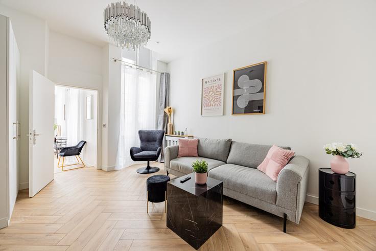 Salle de séjour élégante avec mobilier moderne dans un appartement à Building Rue Dauphine - evengestion - 1357383 à 6th arrondissement, Paris Salle de séjour élégante avec mobilier moderne dans un appartement à Building Rue Dauphine - evengestion - 1357383 à 6th arrondissement, Paris
