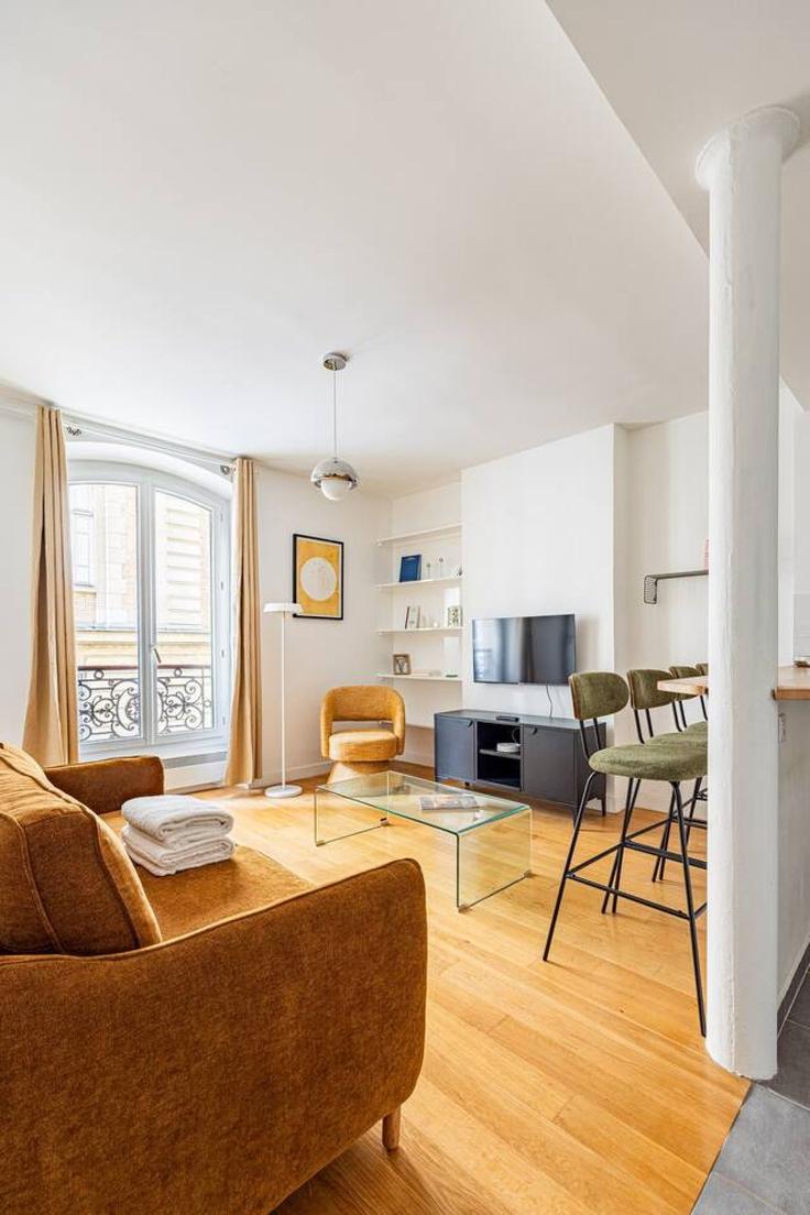 Sala de estar elegantemente projetada com móveis modernos em um apartamento no Building Rue de Turbigo - evengestion - 1366352 em 3rd arrondissement, Paris Sala de estar elegantemente projetada com móveis modernos em um apartamento no Building Rue de Turbigo - evengestion - 1366352 em 3rd arrondissement, Paris