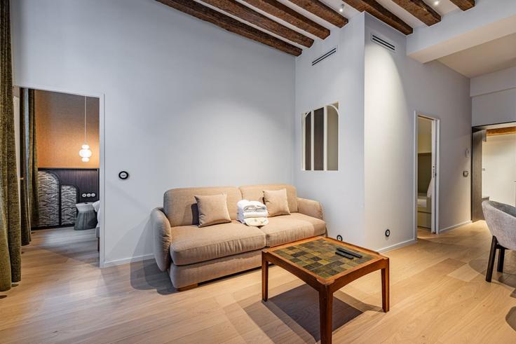 Paris 5th arrondissementのBuilding Rue Saint-Séverin - evengestion - 1369834のアパートメントにある、モダンな家具を備えたエレガントなデザインのリビングルーム