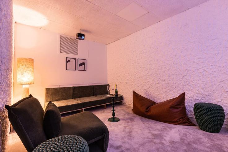 Sala de estar elegantemente projetada com móveis modernos em um apartamento no Building Avenue de Wagram - evengestion - 1375278 em 8th arrondissement, Paris