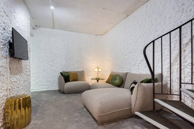 Building Avenue de Wagram - evengestion - 1375278 adresindeki bir dairede modern mobilyalarla zarif bir şekilde tasarlanmış oturma odası 8th arrondissement, Paris