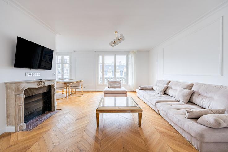 Sala de estar elegantemente projetada com móveis modernos em um apartamento no Building Avenue Montaigne - evengestion - 1375279 em 8th arrondissement, Paris