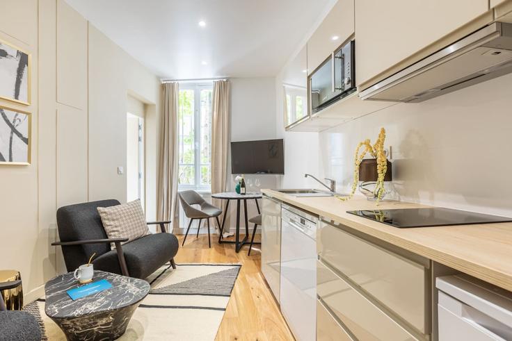 Elegant gestaltetes Wohnzimmer mit moderner Einrichtung in einer Wohnung im Building Avenue de Wagram - evengestion - 1375932 in 8th arrondissement, Paris