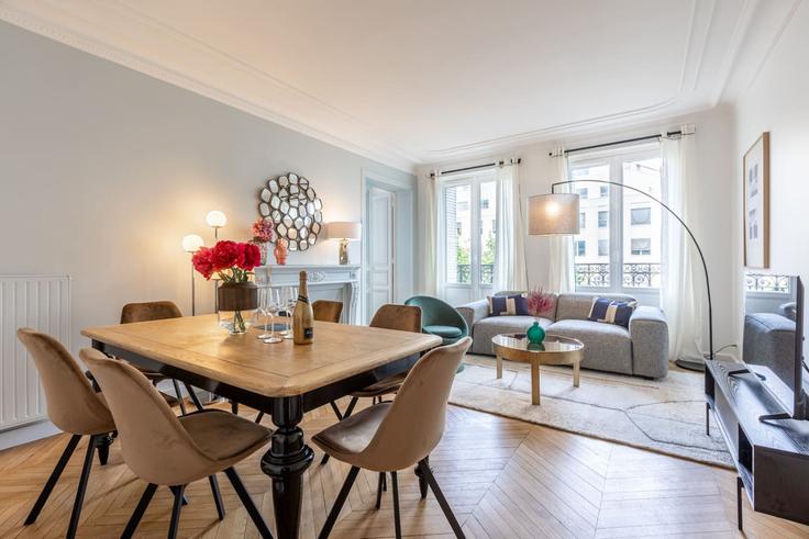 Elegante sala de estar con mobiliario moderno en un apartamento en Building Avenue de Wagram - evengestion - 1375933 en 8th arrondissement, Paris Elegante sala de estar con mobiliario moderno en un apartamento en Building Avenue de Wagram - evengestion - 1375933 en 8th arrondissement, Paris