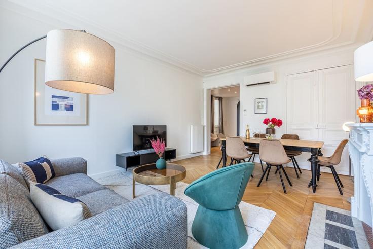 Salle de séjour élégante avec mobilier moderne dans un appartement à Building Avenue de Wagram - evengestion - 1375933 à 8th arrondissement, Paris
