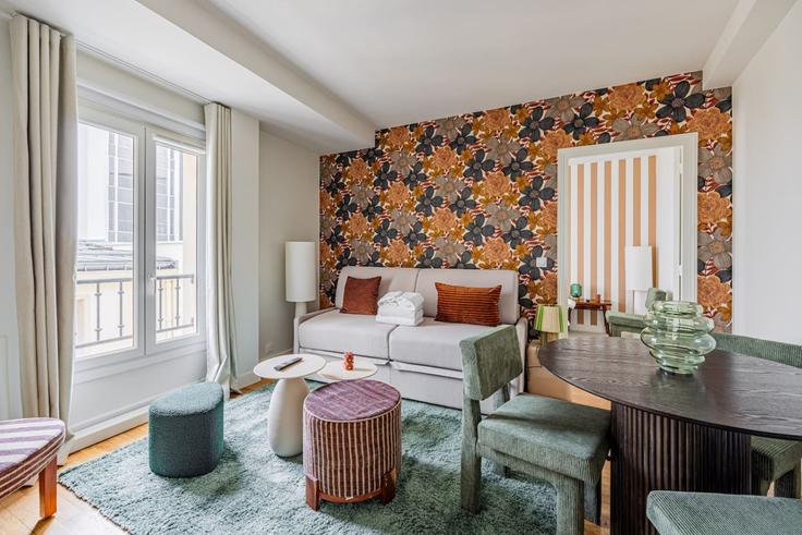 Elegant gestaltetes Wohnzimmer mit moderner Einrichtung in einer Wohnung im Building Rue de Bassano - evengestion - 1375936 in 8th arrondissement, Paris