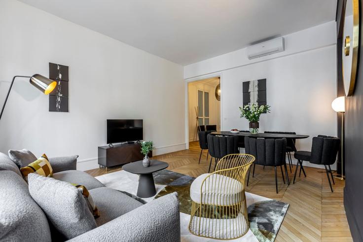 8th arrondissement, Paris에 위치한 Building Avenue de Wagram - evengestion - 1375935 유닛의 세련된 인테리어가 돋보이는 거실 8th arrondissement, Paris에 위치한 Building Avenue de Wagram - evengestion - 1375935 유닛의 세련된 인테리어가 돋보이는 거실