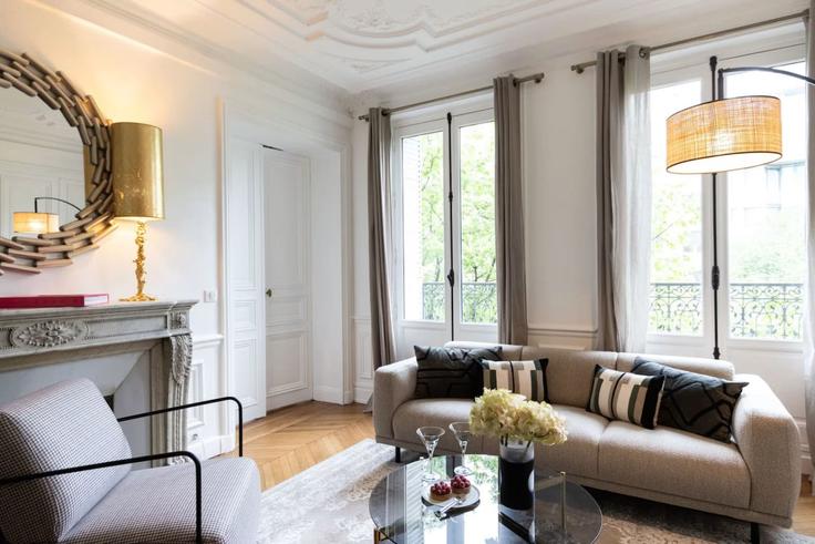 8th arrondissement, Paris에 위치한 Building Avenue de Wagram - evengestion - 1376635 유닛의 세련된 인테리어가 돋보이는 거실 8th arrondissement, Paris에 위치한 Building Avenue de Wagram - evengestion - 1376635 유닛의 세련된 인테리어가 돋보이는 거실