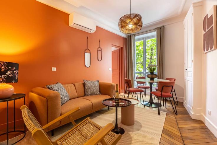 Sala de estar elegantemente projetada com móveis modernos em um apartamento no Building Avenue de Wagram - evengestion - 1376636 em 8th arrondissement, Paris