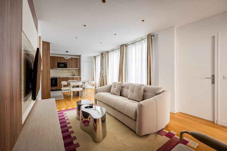 Elegant gestaltetes Wohnzimmer mit moderner Einrichtung in einer Wohnung im Building Rue de l'Ancienne Comédie - evengestion - 1381703 in 6th arrondissement, Paris Elegant gestaltetes Wohnzimmer mit moderner Einrichtung in einer Wohnung im Building Rue de l'Ancienne Comédie - evengestion - 1381703 in 6th arrondissement, Paris
