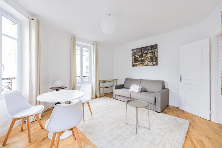 Sala de estar elegantemente projetada com móveis modernos em um apartamento no Building Rue Léon Frot - evengestion - 1382496 em 11th arrondissement, Paris