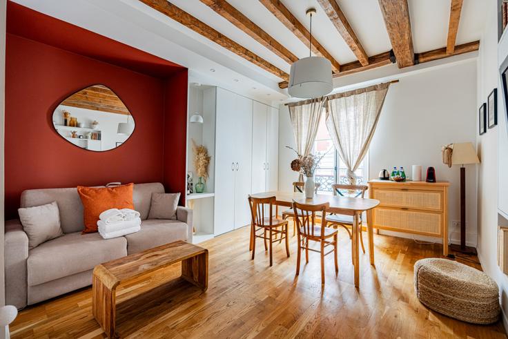 Paris 18th arrondissementのBuilding Rue André Barsacq - evengestion - 1383596のアパートメントにある、モダンな家具を備えたエレガントなデザインのリビングルーム