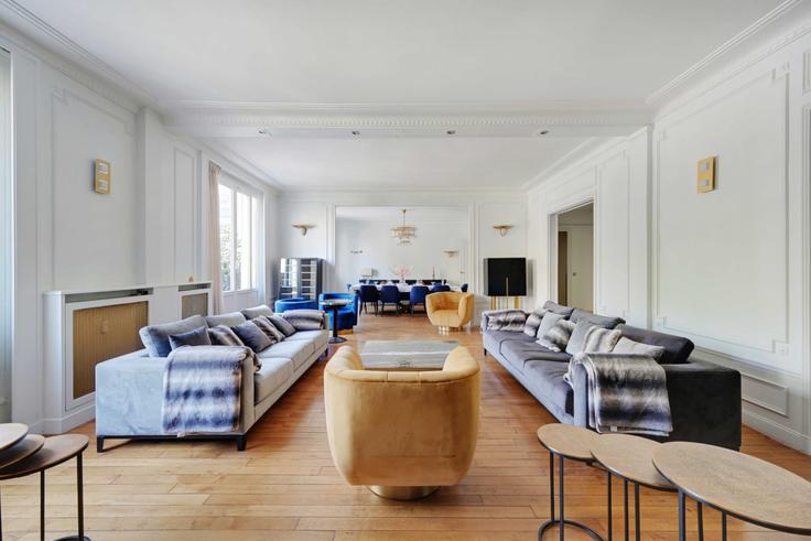 Sala de estar elegantemente projetada com móveis modernos em um apartamento no Building Boulevard Pershing - evengestion - 1388786 em 17th arrondissement, Paris Sala de estar elegantemente projetada com móveis modernos em um apartamento no Building Boulevard Pershing - evengestion - 1388786 em 17th arrondissement, Paris