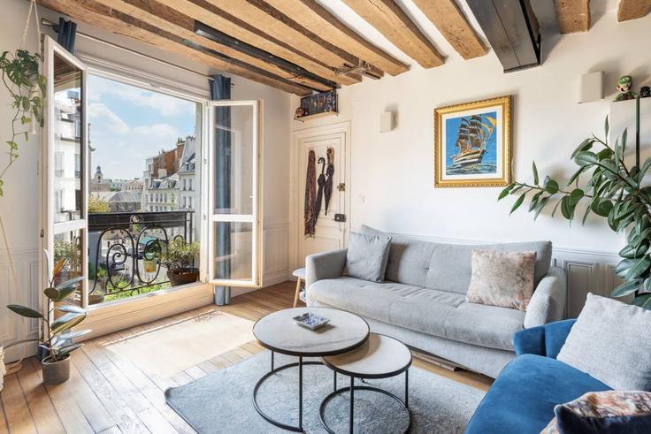 Sala de estar elegantemente projetada com móveis modernos em um apartamento no Building Rue des Coutures Saint-Gervais - evengestion - 1388787 em 3rd arrondissement, Paris