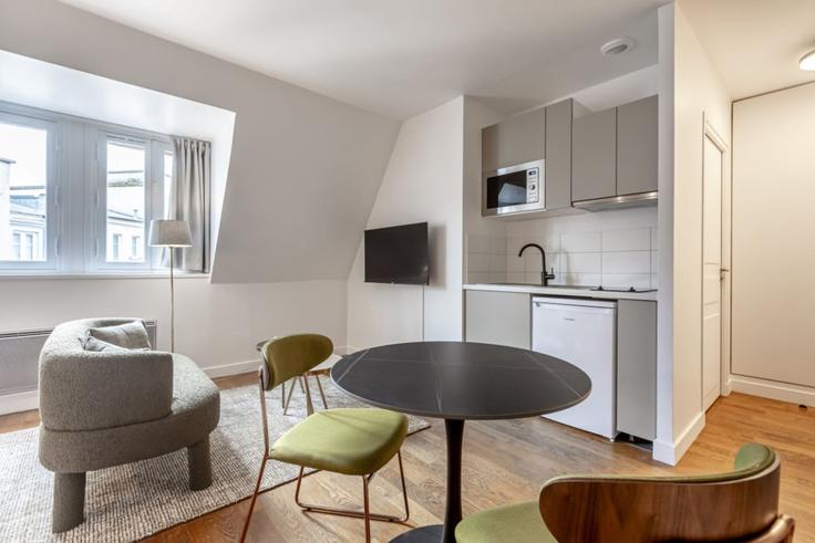 8th arrondissement, Paris에 위치한 Building Avenue Hoche - evengestion - 1389293 유닛의 세련된 인테리어가 돋보이는 거실