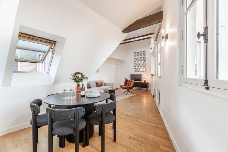 Elegante sala de estar con mobiliario moderno en un apartamento en Building Avenue Hoche - evengestion - 1389294 en 8th arrondissement, Paris Elegante sala de estar con mobiliario moderno en un apartamento en Building Avenue Hoche - evengestion - 1389294 en 8th arrondissement, Paris
