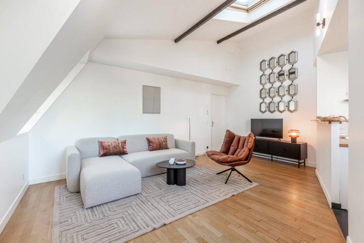 Elegant gestaltetes Wohnzimmer mit moderner Einrichtung in einer Wohnung im Building Avenue Hoche - evengestion - 1389294 in 8th arrondissement, Paris