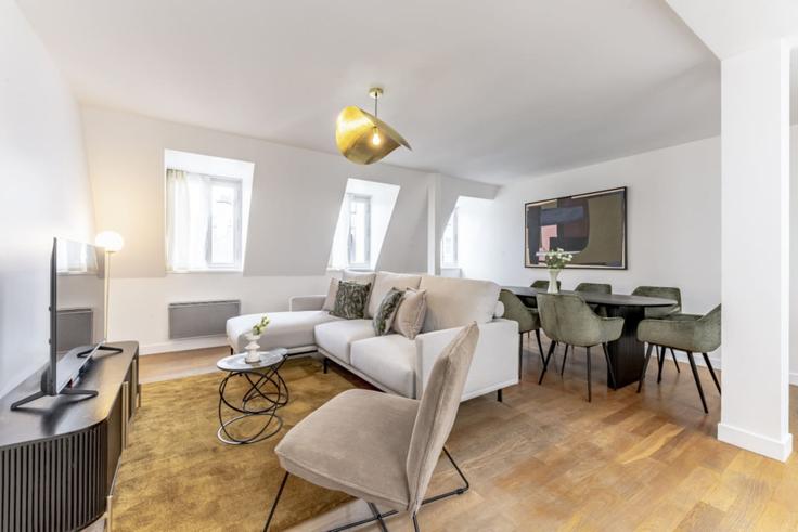 8th arrondissement, Paris에 위치한 Building Avenue Hoche - evengestion - 1391355 유닛의 세련된 인테리어가 돋보이는 거실 8th arrondissement, Paris에 위치한 Building Avenue Hoche - evengestion - 1391355 유닛의 세련된 인테리어가 돋보이는 거실