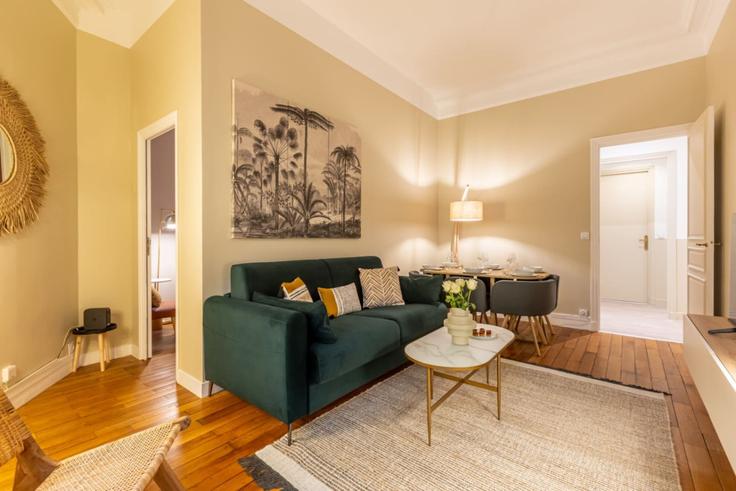 Elegante sala de estar con mobiliario moderno en un apartamento en Building Avenue Hoche - evengestion - 1391356 en 8th arrondissement, Paris Elegante sala de estar con mobiliario moderno en un apartamento en Building Avenue Hoche - evengestion - 1391356 en 8th arrondissement, Paris