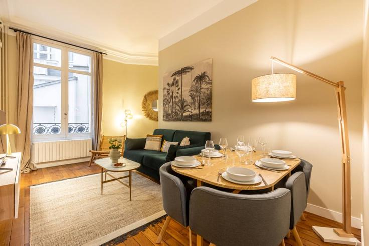 Elegant gestaltetes Wohnzimmer mit moderner Einrichtung in einer Wohnung im Building Avenue Hoche - evengestion - 1391356 in 8th arrondissement, Paris