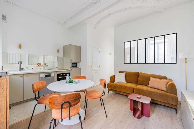 Salle de séjour élégante avec mobilier moderne dans un appartement à Building Rue du Fer à Moulin - evengestion - 1391905 à 5th arrondissement, Paris