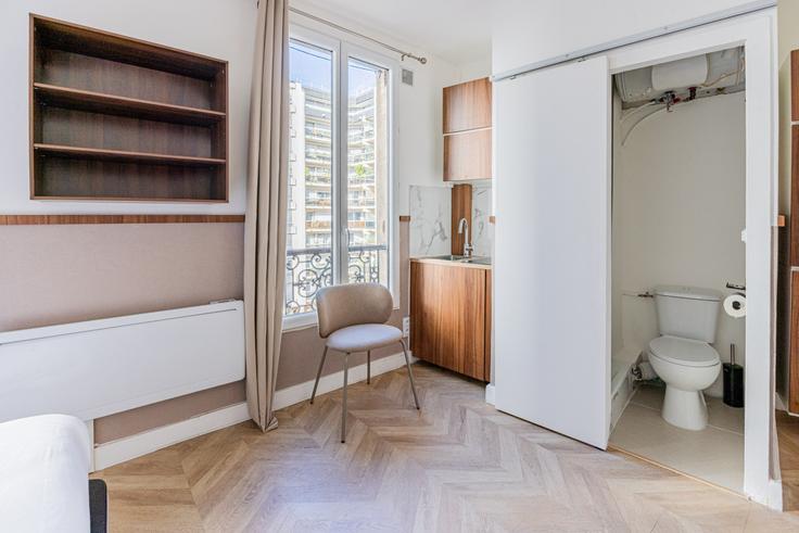 Elegante sala de estar con mobiliario moderno en un apartamento en Building Rue Jacques-Cartier - evengestion - 1460082 en 18th arrondissement, Paris