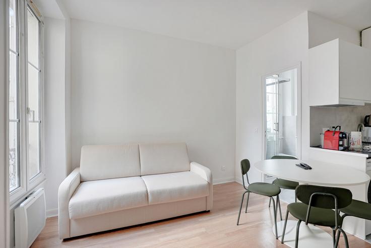 Elegante sala de estar con mobiliario moderno en un apartamento en Building Rue de Passy - evengestion - 1475398 en 16th arrondissement, Paris Elegante sala de estar con mobiliario moderno en un apartamento en Building Rue de Passy - evengestion - 1475398 en 16th arrondissement, Paris