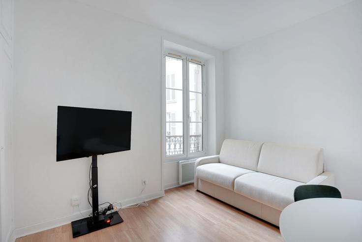 Sala de estar elegantemente projetada com móveis modernos em um apartamento no Building Rue de Passy - evengestion - 1475398 em 16th arrondissement, Paris