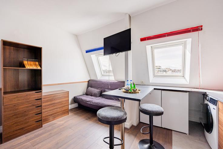 Salle de séjour élégante avec mobilier moderne dans un appartement à Building Avenue d'Eylau - evengestion - 1491170 à 16th arrondissement, Paris