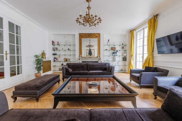Salle de séjour élégante avec mobilier moderne dans un appartement à Building Rue Théodule Ribot - evengestion - 1501216 à 17th arrondissement, Paris Salle de séjour élégante avec mobilier moderne dans un appartement à Building Rue Théodule Ribot - evengestion - 1501216 à 17th arrondissement, Paris