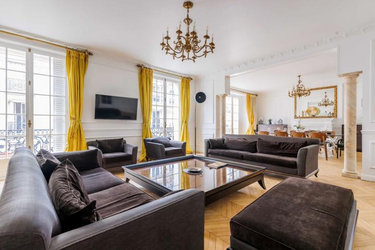 Elegant gestaltetes Wohnzimmer mit moderner Einrichtung in einer Wohnung im Building Rue Théodule Ribot - evengestion - 1501216 in 17th arrondissement, Paris Elegant gestaltetes Wohnzimmer mit moderner Einrichtung in einer Wohnung im Building Rue Théodule Ribot - evengestion - 1501216 in 17th arrondissement, Paris