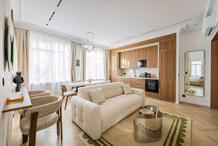 Elegante sala de estar con mobiliario moderno en un apartamento en Building Rue Saint-Martin - evengestion - 1501525 en 3rd arrondissement, Paris Elegante sala de estar con mobiliario moderno en un apartamento en Building Rue Saint-Martin - evengestion - 1501525 en 3rd arrondissement, Paris