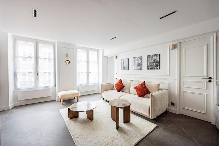 Sala de estar elegantemente projetada com móveis modernos em um apartamento no Building Rue du Temple - evengestion - 1501526 em 3rd arrondissement, Paris