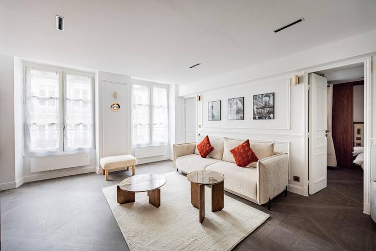 3rd arrondissement, Paris에 위치한 Building Rue du Temple - evengestion - 1501526 유닛의 세련된 인테리어가 돋보이는 거실 3rd arrondissement, Paris에 위치한 Building Rue du Temple - evengestion - 1501526 유닛의 세련된 인테리어가 돋보이는 거실