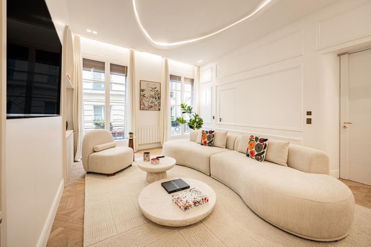 Salle de séjour élégante avec mobilier moderne dans un appartement à Building Rue Saint-Séverin - evengestion - 1504825 à 5th arrondissement, Paris