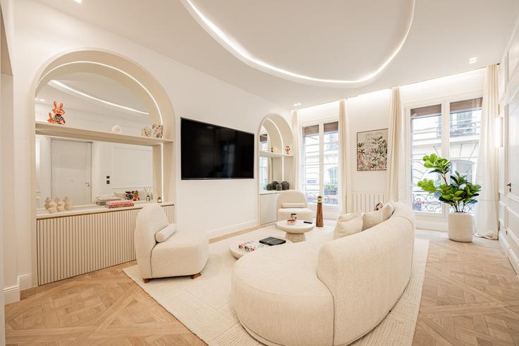 Elegant gestaltetes Wohnzimmer mit moderner Einrichtung in einer Wohnung im Building Rue Saint-Séverin - evengestion - 1504825 in 5th arrondissement, Paris