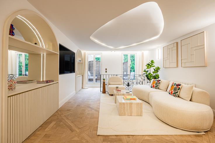 Elegant gestaltetes Wohnzimmer mit moderner Einrichtung in einer Wohnung im Building Rue Saint-Séverin - evengestion - 1504826 in 5th arrondissement, Paris
