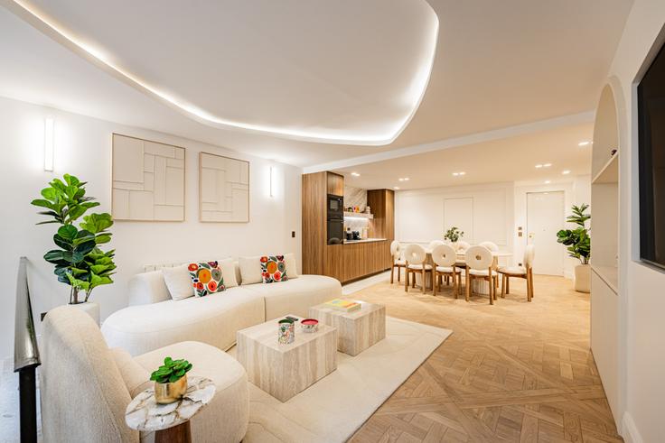 Elegant gestaltetes Wohnzimmer mit moderner Einrichtung in einer Wohnung im Building Rue Saint-Séverin - evengestion - 1504826 in 5th arrondissement, Paris