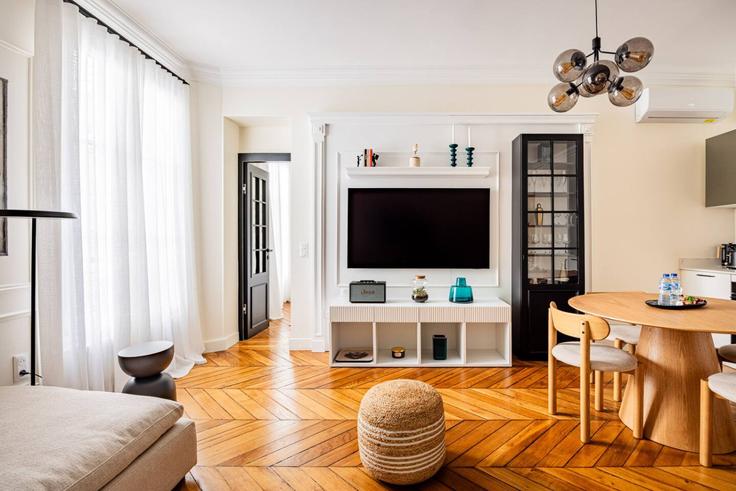 1st arrondissement, Paris에 위치한 Building Boulevard de Sébastopol - evengestion - 1507391 유닛의 세련된 인테리어가 돋보이는 거실 1st arrondissement, Paris에 위치한 Building Boulevard de Sébastopol - evengestion - 1507391 유닛의 세련된 인테리어가 돋보이는 거실