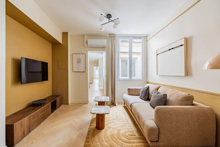 Salle de séjour élégante avec mobilier moderne dans un appartement à Building Rue du Temple - evengestion - 1515275 à 3rd arrondissement, Paris