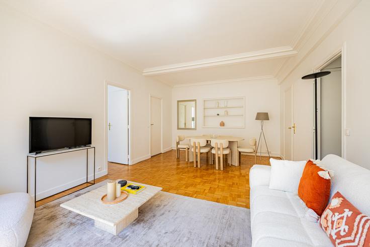 Building Avenue Henri Martin - evengestion - 1515277 adresindeki bir dairede modern mobilyalarla zarif bir şekilde tasarlanmış oturma odası 16th arrondissement, Paris