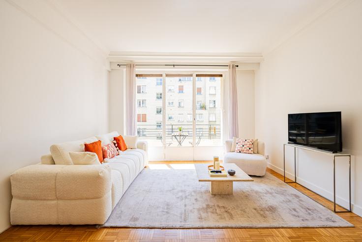 Elegant gestaltetes Wohnzimmer mit moderner Einrichtung in einer Wohnung im Building Avenue Henri Martin - evengestion - 1515277 in 16th arrondissement, Paris Elegant gestaltetes Wohnzimmer mit moderner Einrichtung in einer Wohnung im Building Avenue Henri Martin - evengestion - 1515277 in 16th arrondissement, Paris