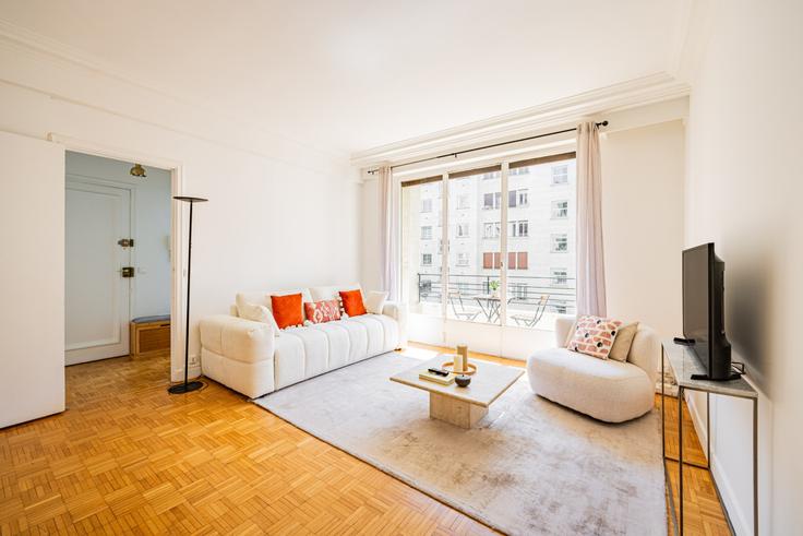 Building Avenue Henri Martin - evengestion - 1515277 adresindeki bir dairede modern mobilyalarla zarif bir şekilde tasarlanmış oturma odası 16th arrondissement, Paris
