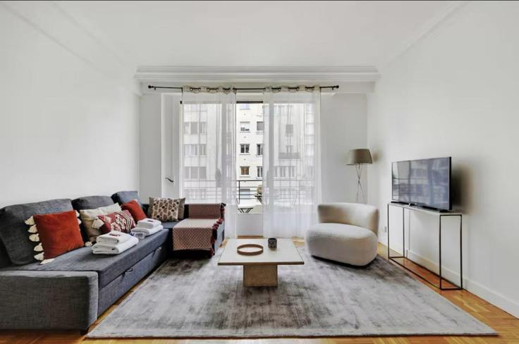 Paris 16th arrondissementのBuilding Avenue Henri Martin - evengestion - 1515277のアパートメントにある、モダンな家具を備えたエレガントなデザインのリビングルーム