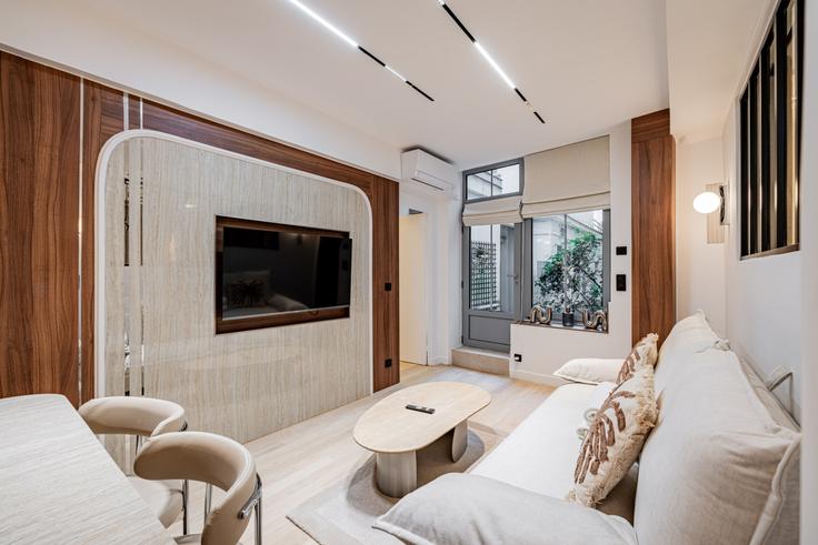 Sala de estar elegantemente projetada com móveis modernos em um apartamento no Building Rue de l'Ancienne Comédie - evengestion - 1518547 em 6th arrondissement, Paris