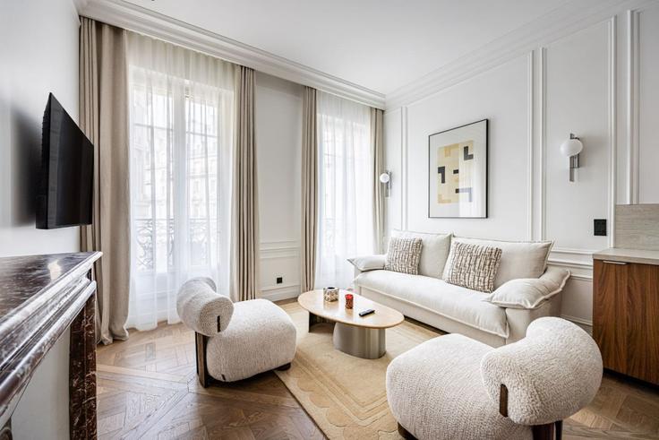 Salle de séjour élégante avec mobilier moderne dans un appartement à Building Rue Montmartre - evengestion - 1519901 à 1st arrondissement, Paris