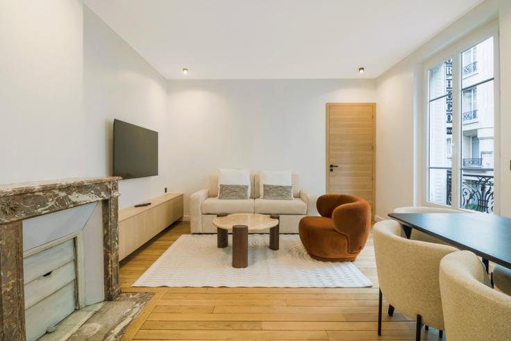 Building Rue Copernic - evengestion - 1520584 adresindeki bir dairede modern mobilyalarla zarif bir şekilde tasarlanmış oturma odası 16th arrondissement, Paris Building Rue Copernic - evengestion - 1520584 adresindeki bir dairede modern mobilyalarla zarif bir şekilde tasarlanmış oturma odası 16th arrondissement, Paris
